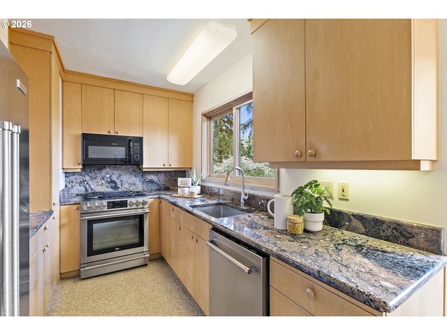 1350 S CAREY Ln, Portland, OR 97219