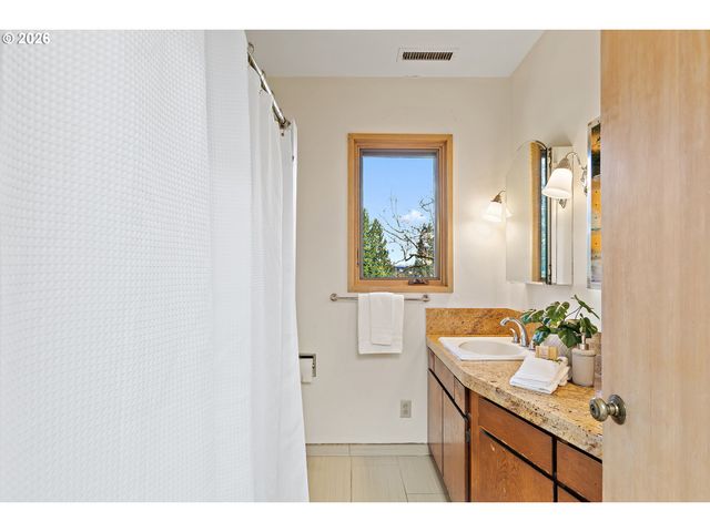 1350 S CAREY Ln, Portland, OR 97219