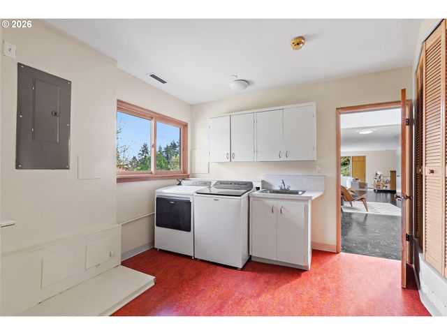 1350 S CAREY Ln, Portland, OR 97219