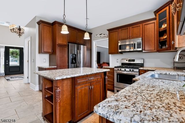 36 Bluebird Way, Raritan Boro, NJ 08869