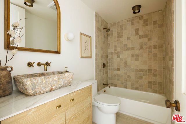 4300 Ambrose Avenue, Los Angeles, CA 90027