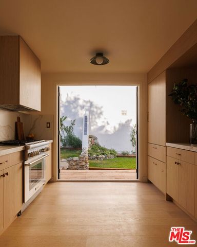 4300 Ambrose Avenue, Los Angeles, CA 90027