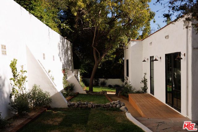 4300 Ambrose Avenue, Los Angeles, CA 90027