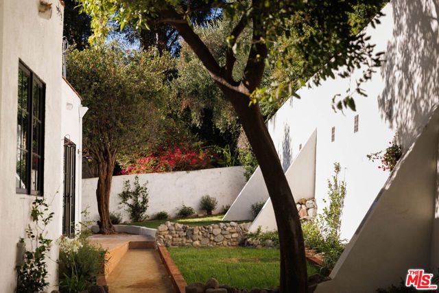 4300 Ambrose Avenue, Los Angeles, CA 90027