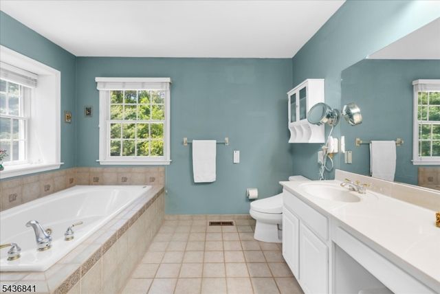 14 Hawk Dr, Raritan Twp., NJ 08551