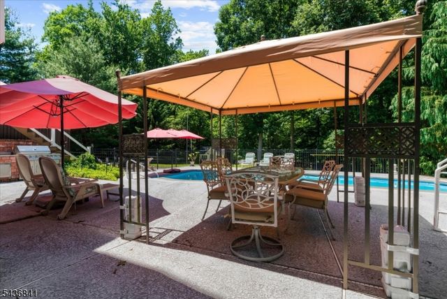 14 Hawk Dr, Raritan Twp., NJ 08551