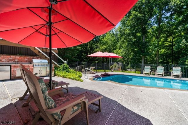 14 Hawk Dr, Raritan Twp., NJ 08551