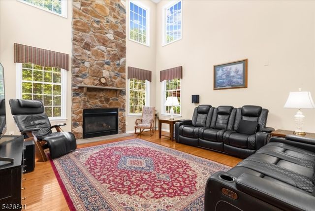14 Hawk Dr, Raritan Twp., NJ 08551