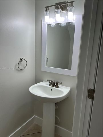 17 Simonton Cir, Weston, FL 33326