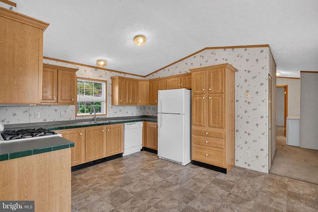14 E LOCUST ST, Talmage, PA 17580