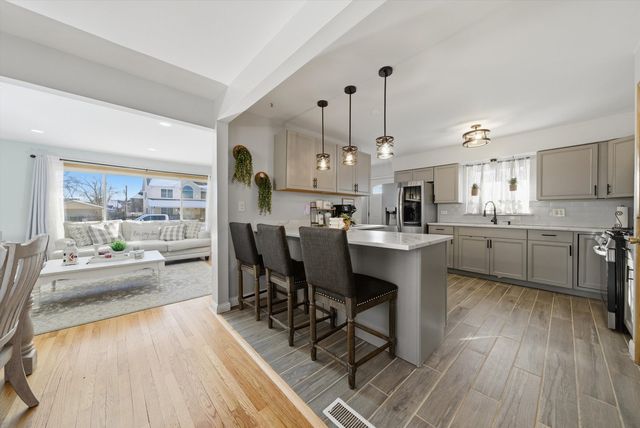 8930 Mcvicker Avenue, Oak Lawn, IL 60453