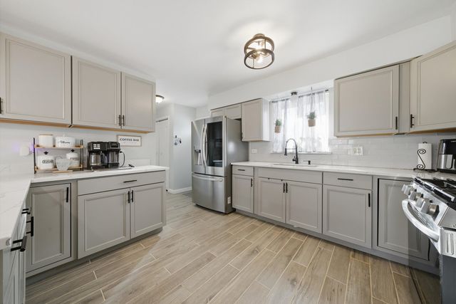 8930 Mcvicker Avenue, Oak Lawn, IL 60453