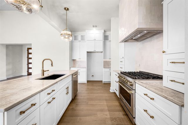 6513 Lavish BND, Jonestown, TX 78645