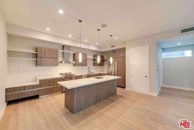 723 HUNTLEY Drive A, West Hollywood, CA 90069