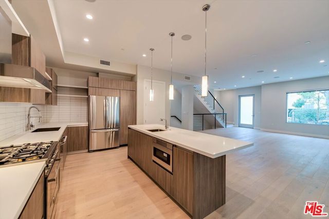 723 HUNTLEY Drive A, West Hollywood, CA 90069