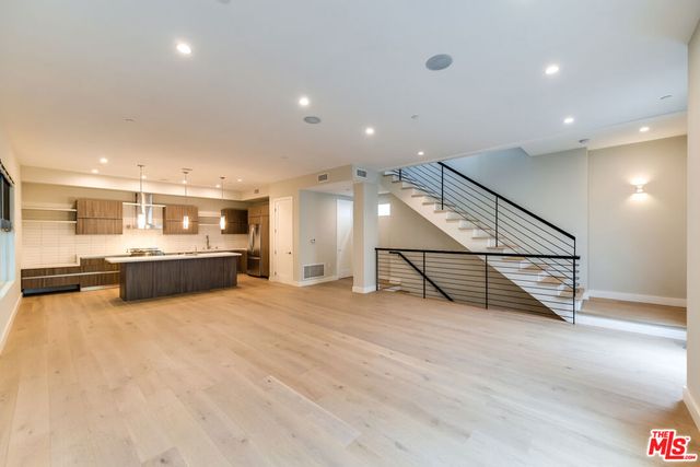 723 HUNTLEY Drive A, West Hollywood, CA 90069