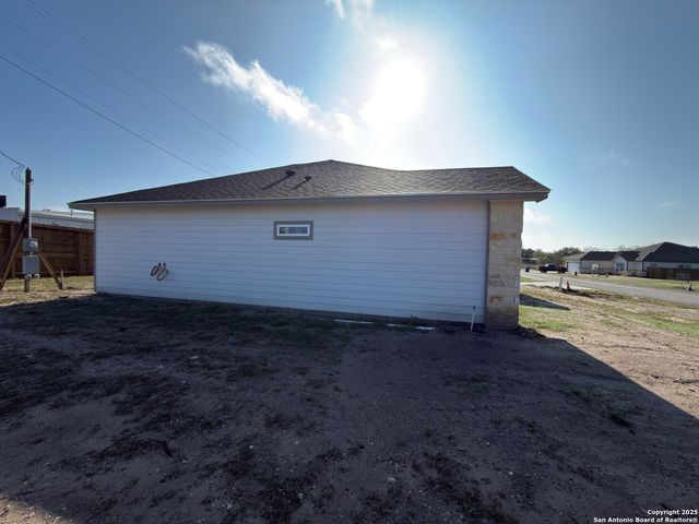 1541 NE Maryville Loop, Beeville, TX 78102