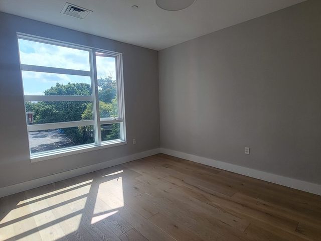 1650 Commonwealth Ave 304, Boston, MA 02135