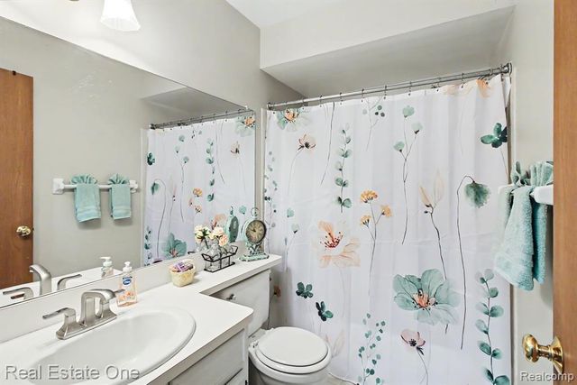 817 Woodridge Hills Drive, Brighton, MI 48116