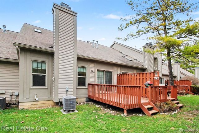 817 Woodridge Hills Drive, Brighton, MI 48116
