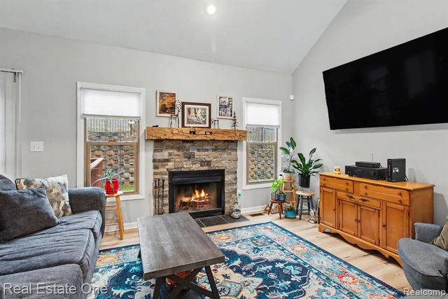 817 Woodridge Hills Drive, Brighton, MI 48116