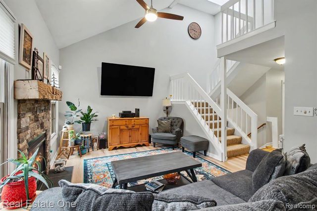 817 Woodridge Hills Drive, Brighton, MI 48116