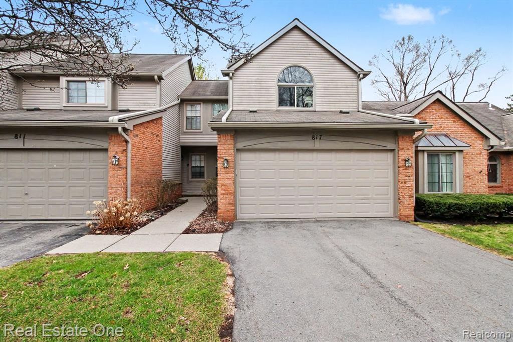 817 Woodridge Hills Drive, Brighton, MI 48116