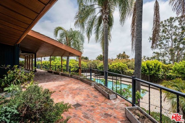 560 N Tigertail Road, Los Angeles, CA 90049