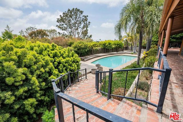 560 N Tigertail Road, Los Angeles, CA 90049