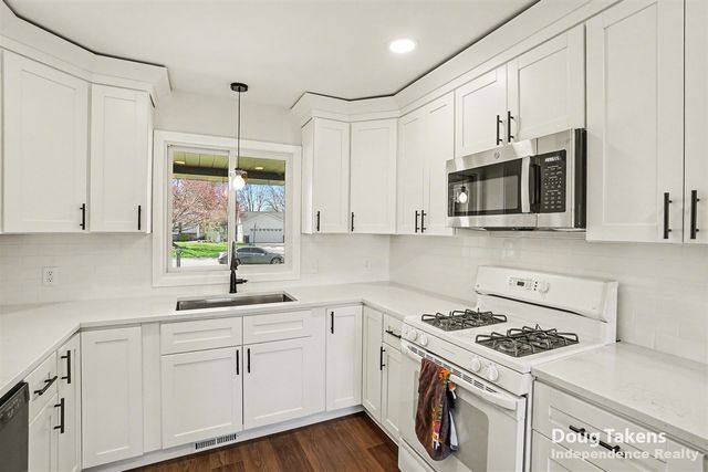 7500 Brower Lane, Jenison, MI 49428