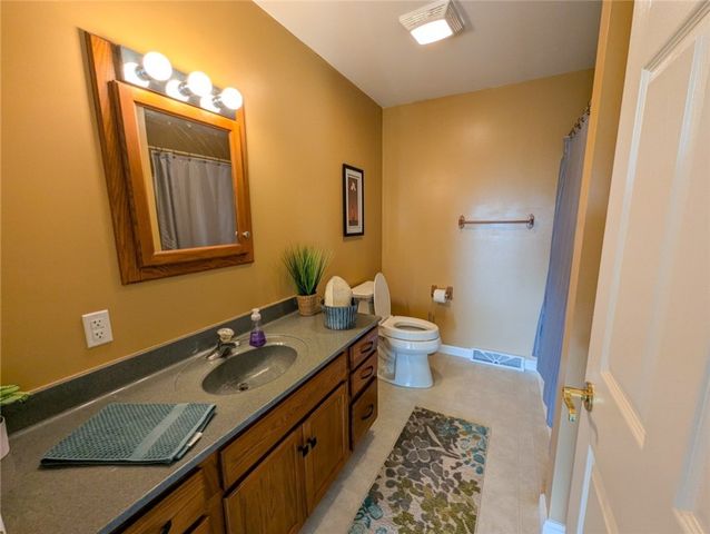 91 Green Manor Dr, Summit Twp, PA 16002