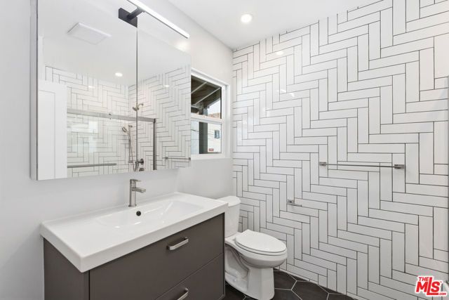 224 N New Hampshire Avenue, Los Angeles, CA 90004