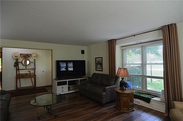 13905 Leavenworth Road, Basehor, KS 66007