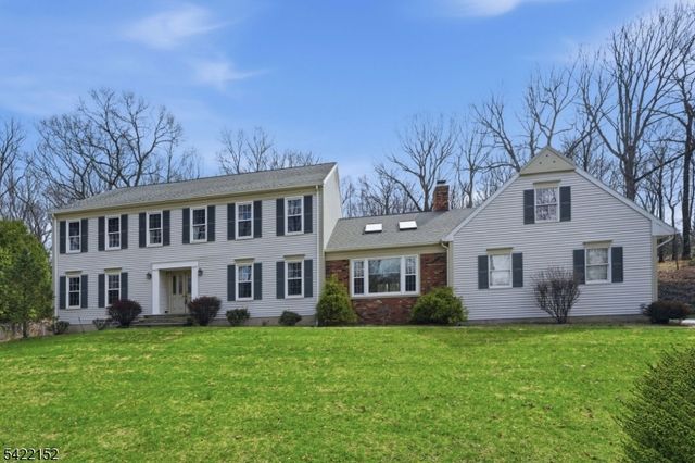 10 Acorn Dr, Washington Twp., NJ 07853