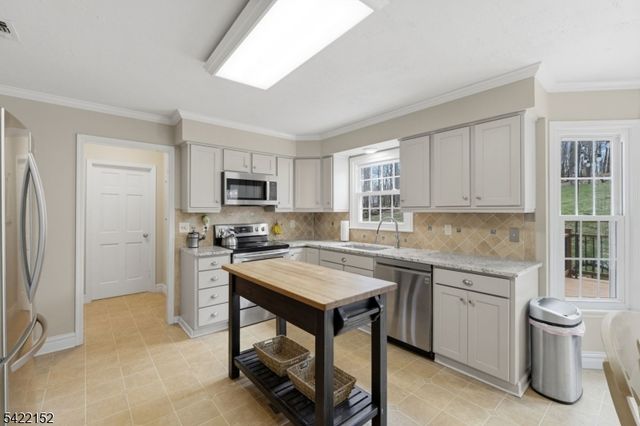 10 Acorn Dr, Washington Twp., NJ 07853