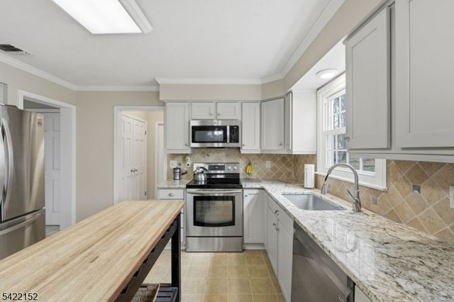 10 Acorn Dr, Washington Twp., NJ 07853