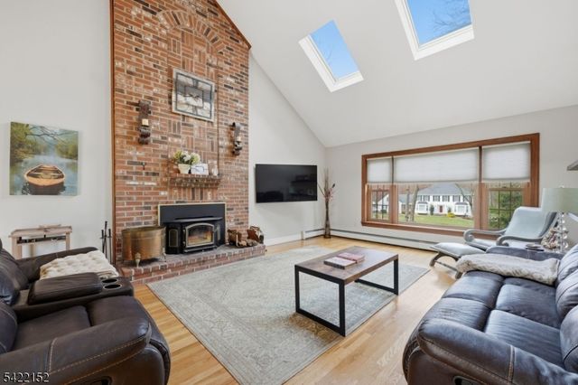 10 Acorn Dr, Washington Twp., NJ 07853