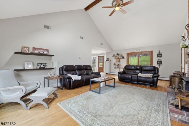 10 Acorn Dr, Washington Twp., NJ 07853