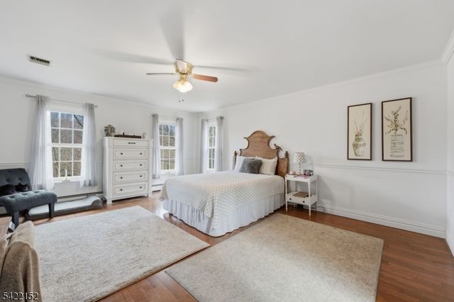 10 Acorn Dr, Washington Twp., NJ 07853