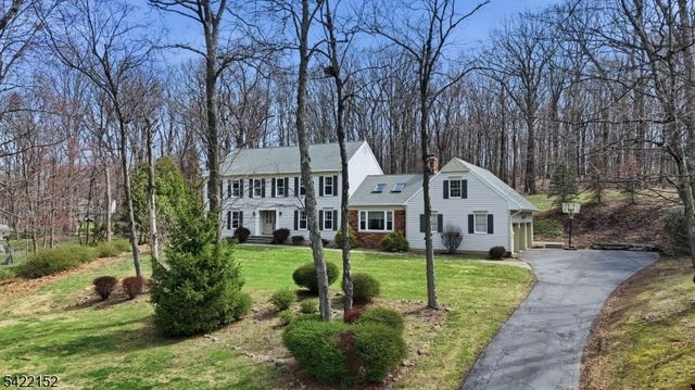 10 Acorn Dr, Washington Twp., NJ 07853