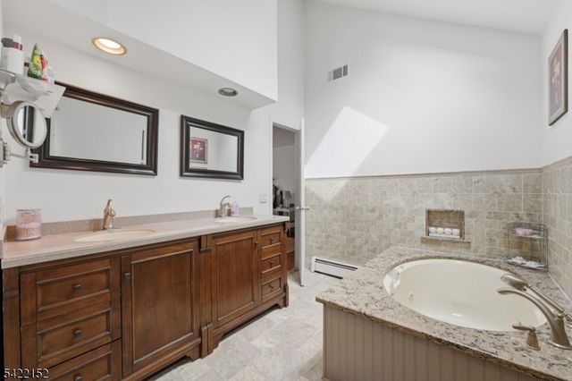 10 Acorn Dr, Washington Twp., NJ 07853