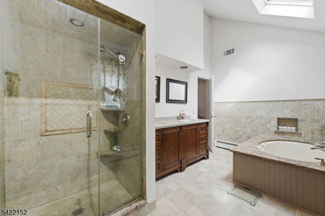 10 Acorn Dr, Washington Twp., NJ 07853