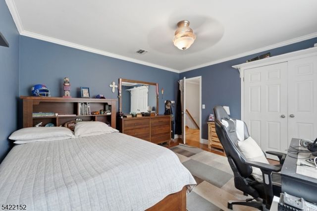 10 Acorn Dr, Washington Twp., NJ 07853