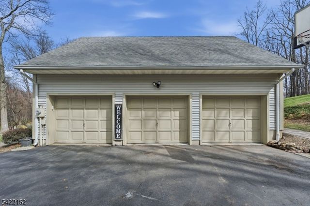 10 Acorn Dr, Washington Twp., NJ 07853