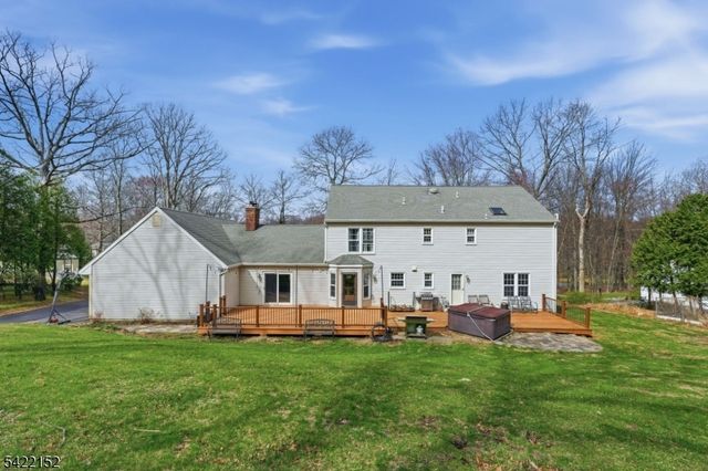 10 Acorn Dr, Washington Twp., NJ 07853