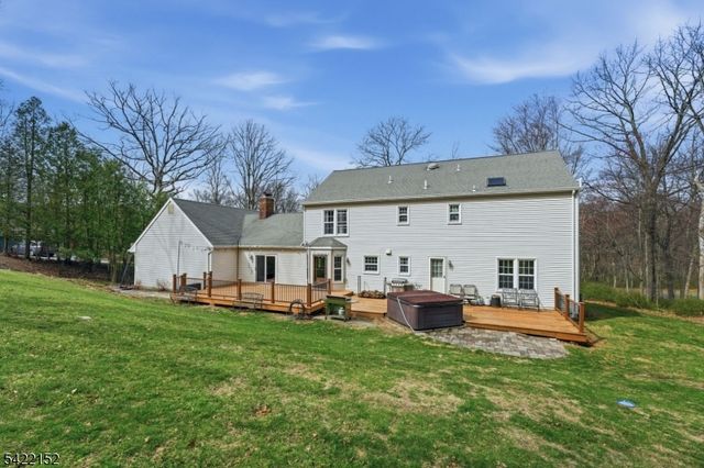 10 Acorn Dr, Washington Twp., NJ 07853