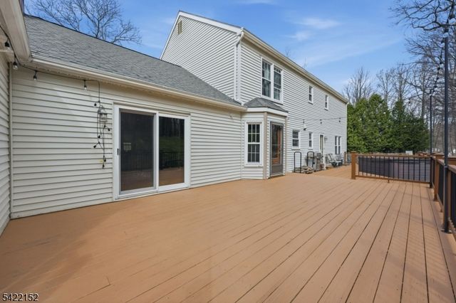 10 Acorn Dr, Washington Twp., NJ 07853