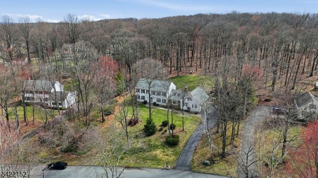 10 Acorn Dr, Washington Twp., NJ 07853