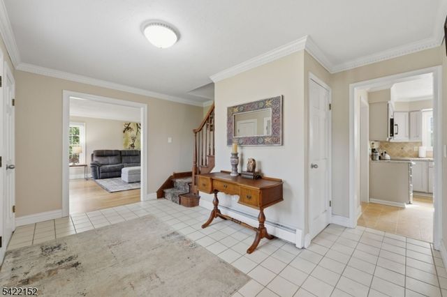 10 Acorn Dr, Washington Twp., NJ 07853