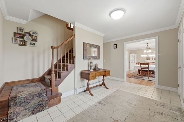 10 Acorn Dr, Washington Twp., NJ 07853